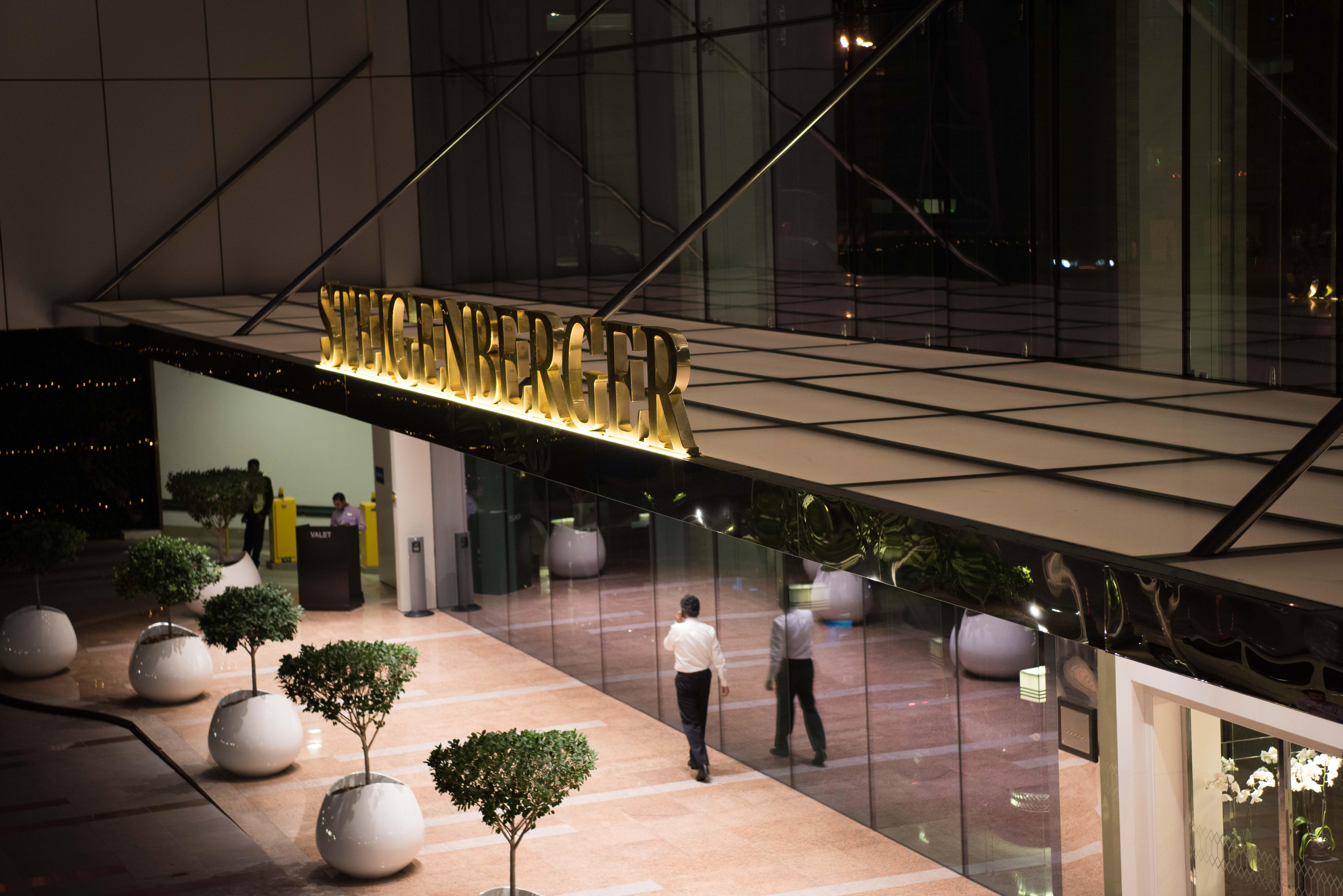 Pullman Dubai Downtown Hotel Exterior photo Entrance of the shopping mall